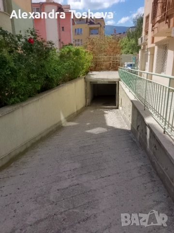 Продава подземен самостоятелен гараж , снимка 2 - Гаражи и паркоместа - 52513437