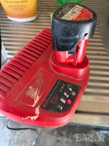 Зарядна станция Milwaukee C12 M12