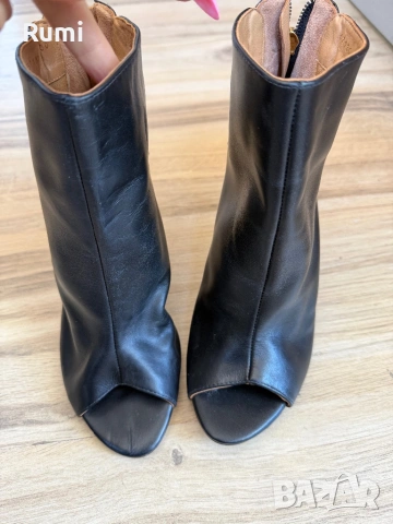  Чисто нови Черни боти до глезена Kazar с отворен пръст за жени Megan ! 39 н, снимка 2 - Дамски боти - 53660296