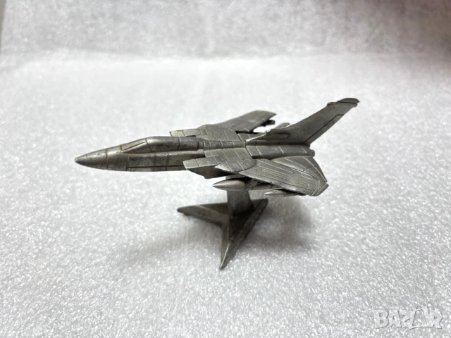 Настолен модел на самолет ROYAL HAMPSHIRE - TORNADO, снимка 2 - Колекции - 53209082