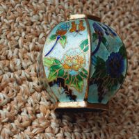 Прекрасна китайската ваза(кутийка) с гилеше емайл, снимка 7 - Антикварни и старинни предмети - 45371707