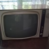 Стар телевизор, снимка 1 - Антикварни и старинни предмети - 44550169