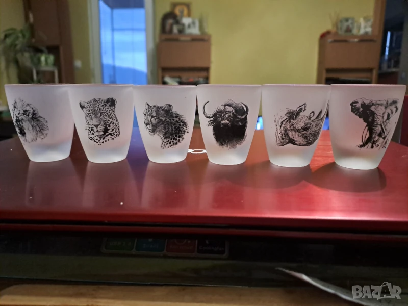 Малки чашки шотове от матово стъкло с образи на животни, снимка 1