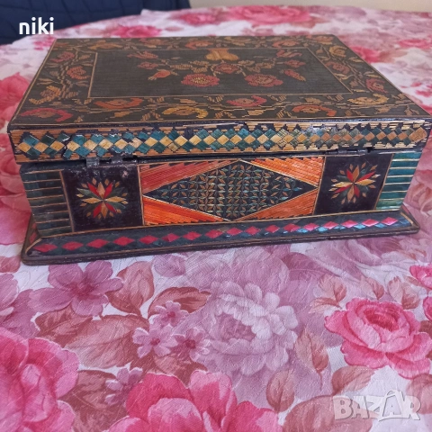 Антикварна. Стара дървена кутия.