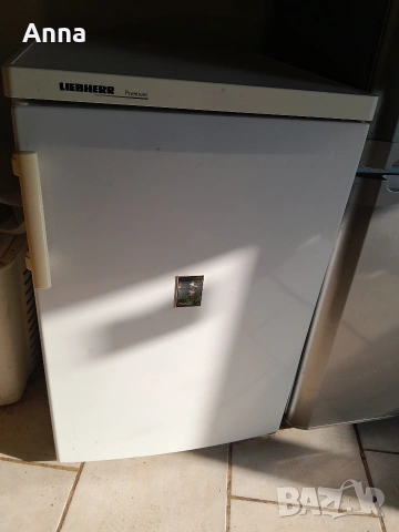 продавам малък хладилник LIEBHERR Premium