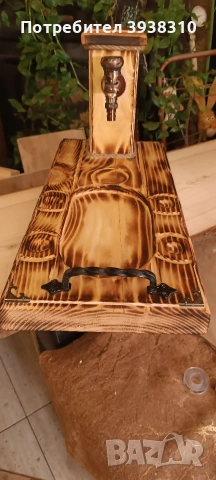 Налично  50 евро -Диспенсър с чешмичка за бутилка с питие и дъска за сервиране на мезе.