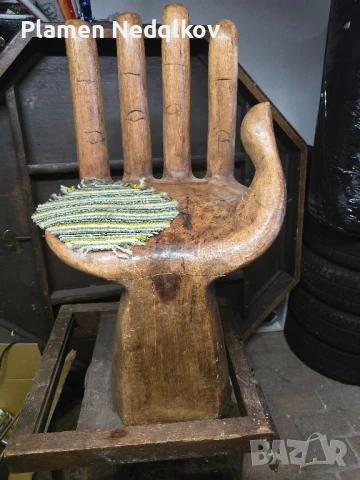 Продавам дървено столче.