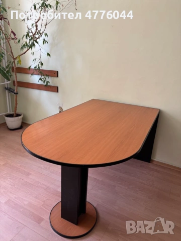Овално бюро /маса/ в отлично състояние