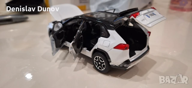 Toyota RAV4 1:32 с отваряеми врати, капак, светещи фарове и стопове, снимка 8 - Коли, камиони, мотори, писти - 51210868