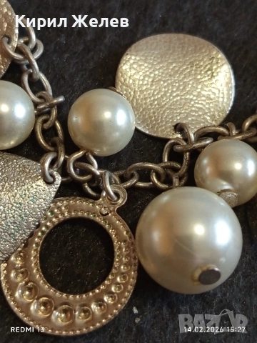 Гривна с изкуствени перли и текстурирани метални дискове красива 51810, снимка 2 - Гривни - 53476159
