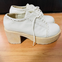 Бежави елегантни обувки на платформа, снимка 2 - Дамски обувки на ток - 44940296