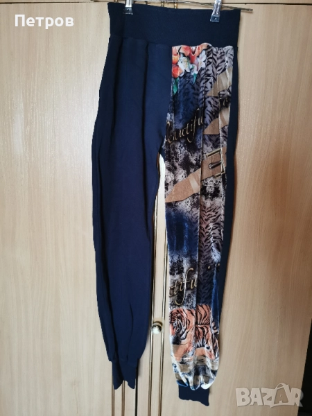 Дамско спортно долнище с различни крачоли.Много ефектно.В тъмно син основен цвят.Размер М., снимка 1