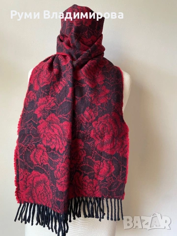 Червен шал от 100 % вълна, снимка 5 - Шалове - 52638160