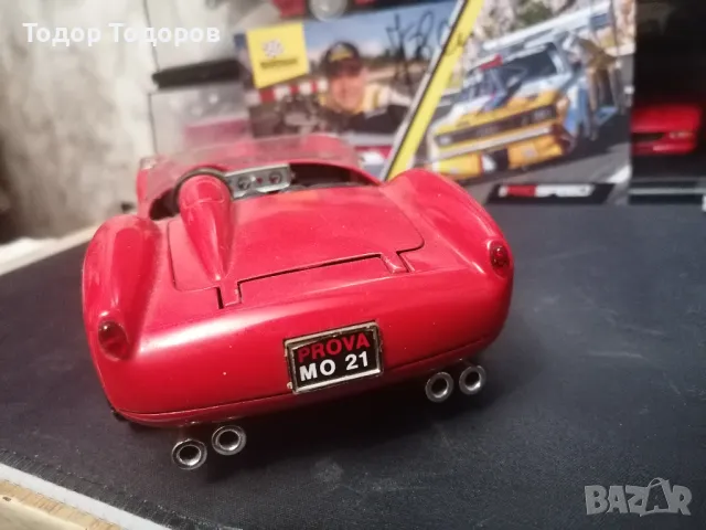 Колекционерски модел: Ferrari - Testa Rossa (Bburago) 1/18 (Italy), снимка 6 - Колекции - 48855692