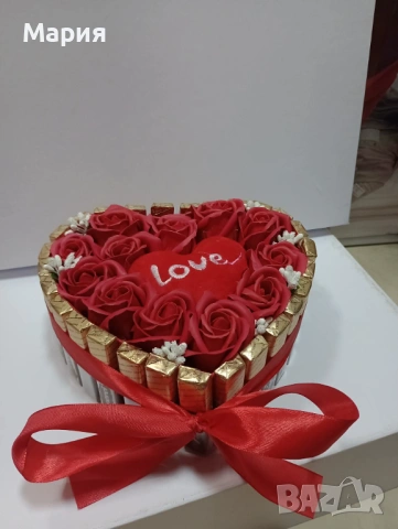Сърце от бонбони с вечни рози