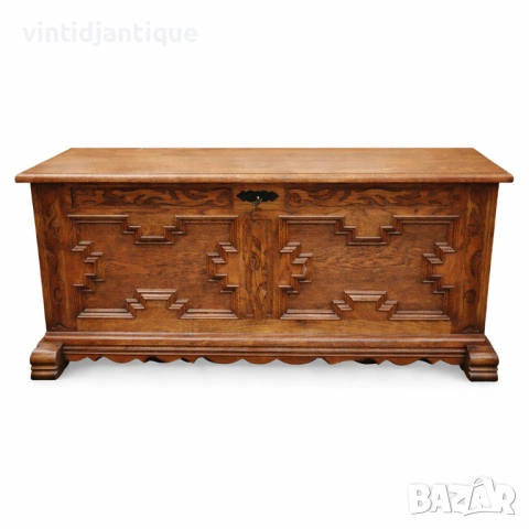 Масивна дъбова ракла с богата дърворезба