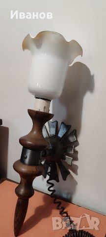 стенна лампа ковано желязо и дърво