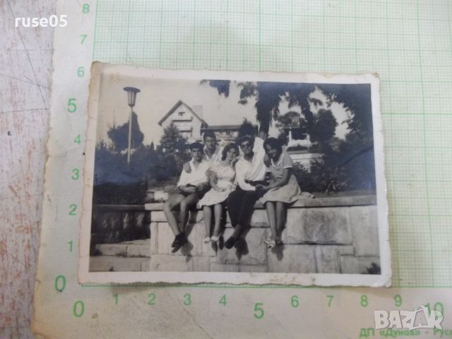 Снимка на приятели върху чешмата на "Текето - Русе", снимка 1 - Колекции - 46229911