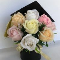 Тематични букети за абитуриенти или абсулвенти от сапунени рози, снимка 12 - Подаръци за жени - 45223468