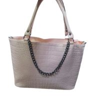 Изисканост и удобство в едно: Дамска чанта със синджир, снимка 1 - Чанти - 45734518