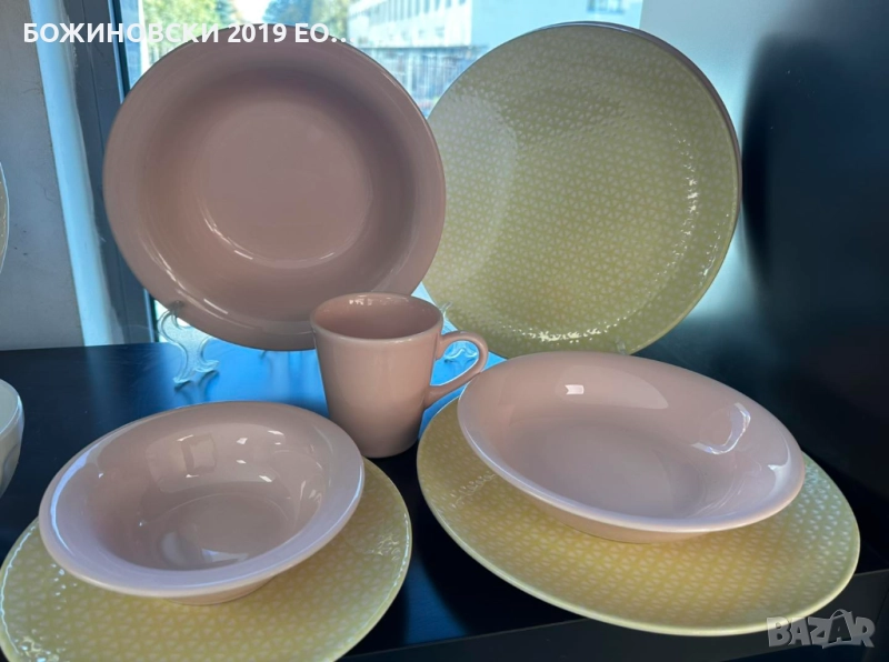 Порцеланов сервиз от 33 части в розово и резида, снимка 1