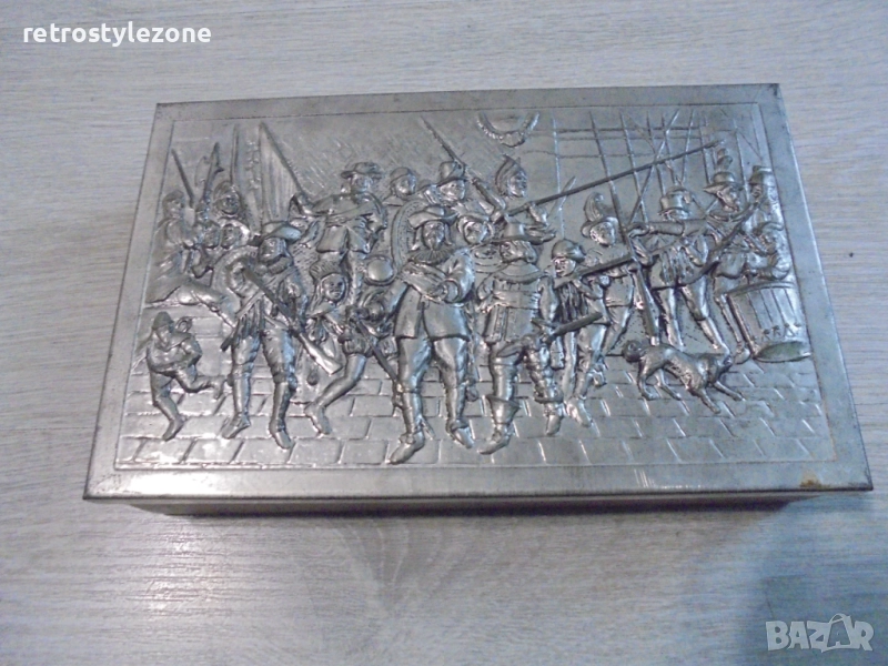 № 8332 Стара кутия от с релефен метален капак  , снимка 1