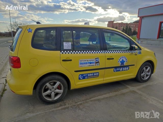 Volkswagen Touran 1.6 TDI 105 DSG/Кожен салон/Автопилот/Мултиволан/Печка, снимка 9 - Автомобили и джипове - 52946664