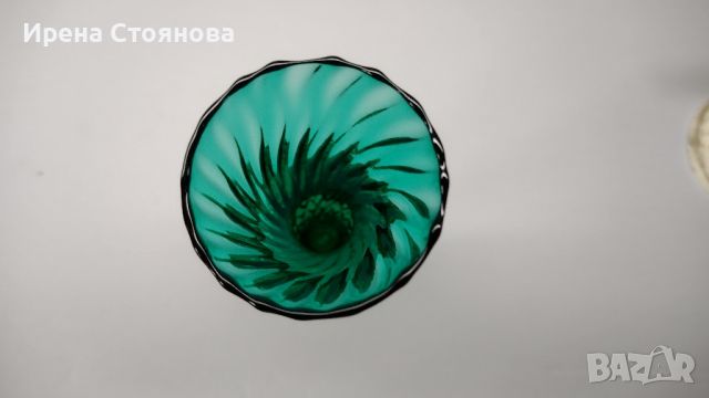 Малка кристална вазичка в изумрудено зелен цвят, извито оребрена., снимка 8 - Вази - 45740852