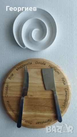 Въртяща дъска с нож-вилица и сатър.Чиния за плата,маслини.