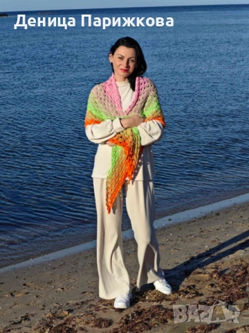 Ръчно плетен триъгълен шал „Нежен полъх“ – ажурна плетка с две лица (УНИКАТ), снимка 9 - Шалове - 52625080