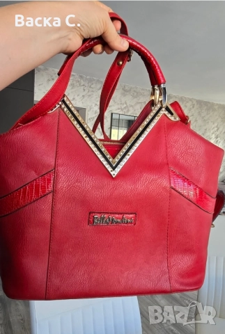 Червена чанта