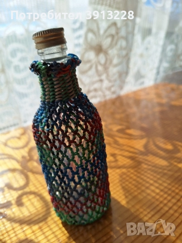 Бутилка стъкло с плетена външна част.