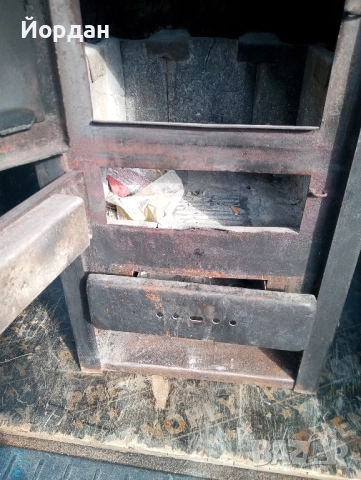 Камина на твърдо гориво.