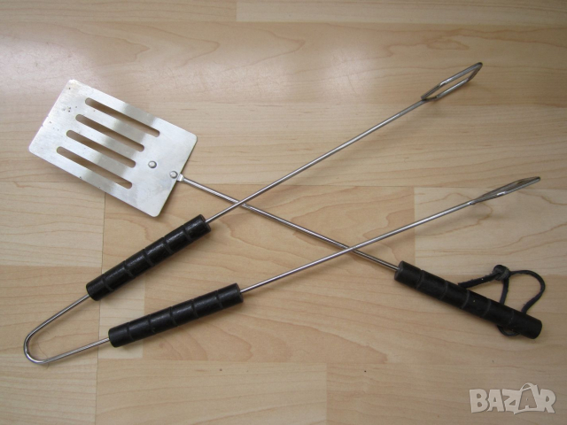 Комплект два броя прибори за барбекю - шпатула & щипки