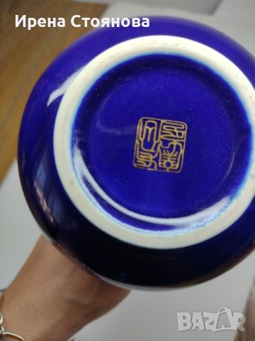 Малка китайска ваза в кобалтово синьо украсена с букет от цветя, подчертани със злато., снимка 6 - Вази - 45194313