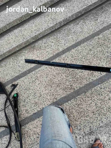 Горна външна черна гланц лайсна предна дясна врата на Range Rover Evoque само за 120лв. BJ32-208A96, снимка 2 - Части - 51127802