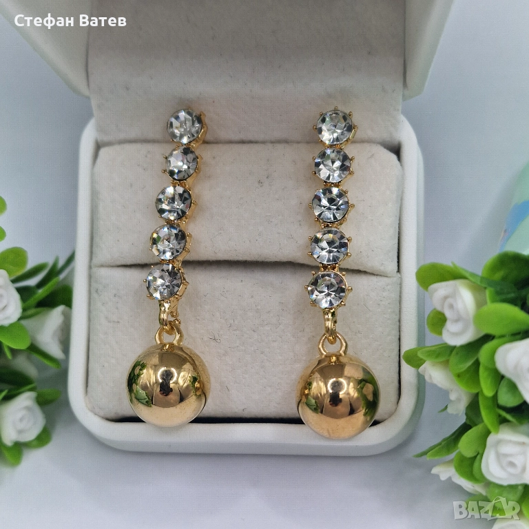 Дълги обеци с линии от прозрачни камъни и златни топчета – с позлата, снимка 1
