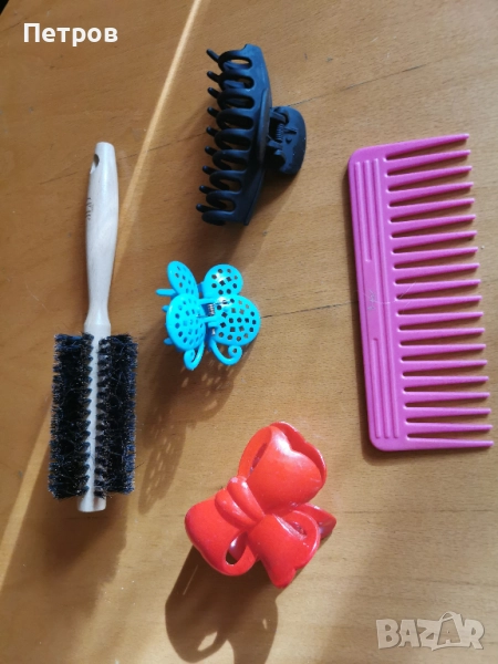 Гребен едър ,кръгла четка за сешоар и щипки за коса., снимка 1