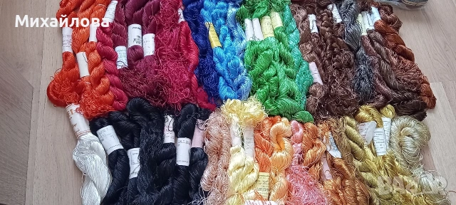 Копринени конци/коприна за бродиране 40, 10 гр. и започнати чилета