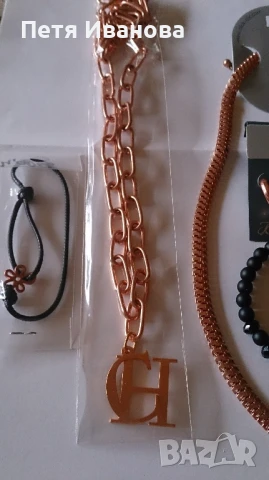 различни сетове на Guess, Carolina Herera, Moscino и други , снимка 17 - Бижутерийни комплекти - 50826549