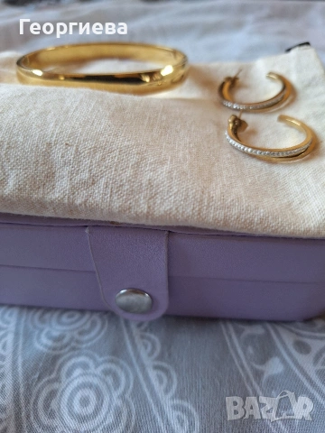 Продавам Сет от неръждаема стомана обеци и гривна +Подарък още едни обеци