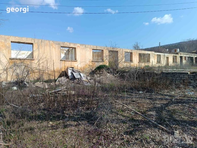 Имот в с. Оброчище с площ от 2405кв.м сграда с площ от 562 кв.м