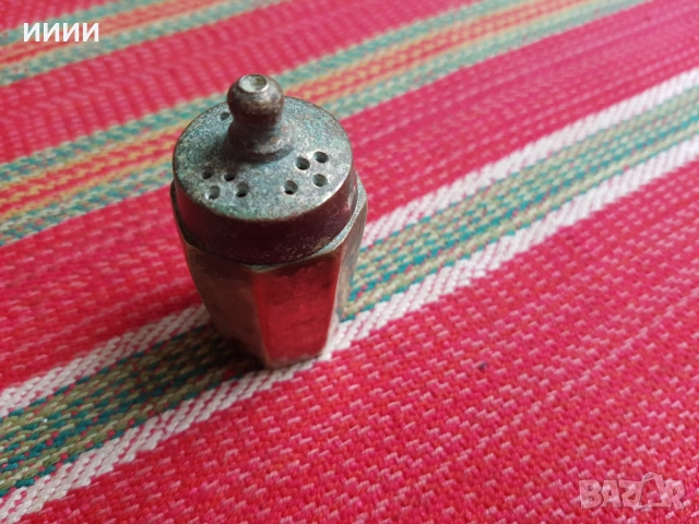 Посребрена солничка