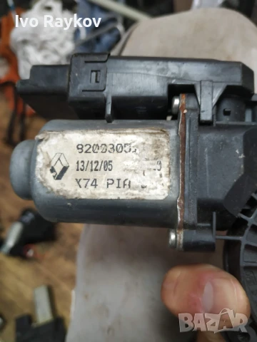 заден десен стъклоповдигач Renault Laguna 8200305 720 X 74 PIA G , снимка 2 - Части - 51208593
