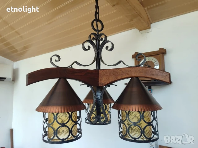 Красив старинен полилей съчетание от дърво, ковано желязо, метални капаци в меден цвят и стъкленици , снимка 4 - Полилеи - 51188758