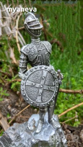 Скулптура на рицар  , метална с богата орнаментика , снимка 8 - Статуетки - 45879068