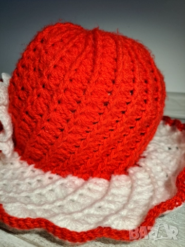 Ръчно плетена шапка двуцветна модел мартеница федора с голямо цвете, снимка 7 - Шапки - 52693293