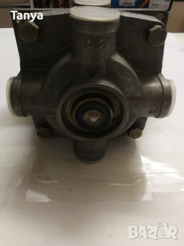 100-3514008 (AM) ЗИЛ, КАМАЗ, МАЗ 2-секционен спирачен кран, снимка 2 - Части - 52662738