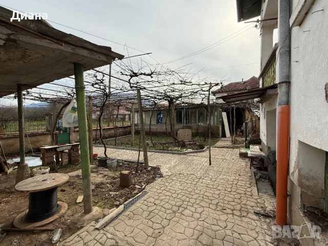 Къща с двор, снимка 2 - Къщи - 53806845