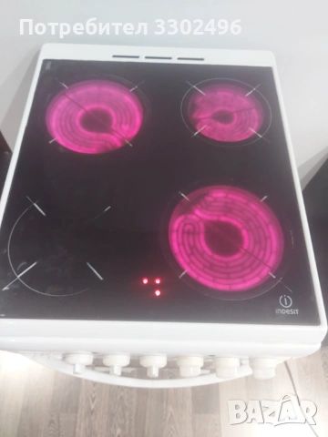 печка с керамичен плот Indesit, снимка 2 - Печки, фурни - 53766413